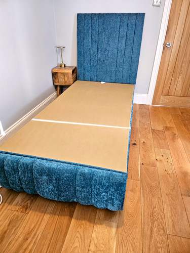 Blue velvet upholstered - blue,